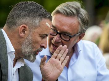 Santiago Abascal y Manuel Gavira, en un acto de campaña en Córdoba.