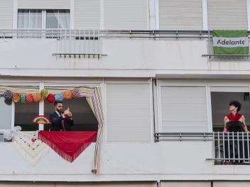 Dos vecinos de Sevilla se asoman a sus balcones en una imagen de archivo de 2020.