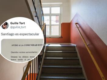 Montaje del cartel colgado y de una escalera.
