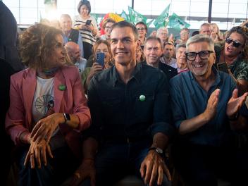 MALAGA, SPAIN - 2026/05/01: Spanish Prime Minister Pedro Sánchez (C), the candidate for President of the Andalusian Regional Government María Jesús Montero (L) and candidate for Malaga city Josele Aguilar (L) are seen applauding and smiling during a rally. Spanish Prime Minister Pedro Sánchez joined María Jesús Montero and former Prime Minister José Luis Rodríguez Zapatero at a campaign rally in Andalusia attended by thousands of supporters, marking the start of the regional election campaign. The vote is set for May 17, with polls suggesting the People's Party (Spain) could secure an absolute majority. (Photo by Jesus Merida/SOPA Images/LightRocket via Getty Images)