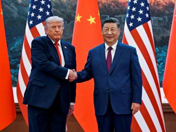 El presidente de EEUU, Donald Trump, estrecha la mano a su homólogo chino, Xi Jinping, en el Gran Salón del Pueblo, en Pekín, el 14 de mayo de 2026.