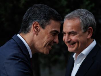 Imagen de archivo del presidente del Gobierno, Pedro Sánchez, con el expresidente José Luis Rodríguez Zapatero, al fondo.