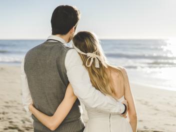 Una pareja de novios se abraza en la playa, en una imagen de archivo.