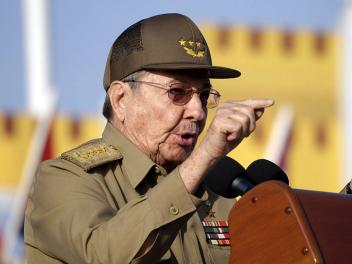 Raúl Castro, vestido con uniforme militar, en una imagen de archivo