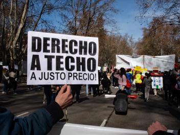 Cartel de 'Derecho a techo a justo precio' en una manifestación en Madrid.