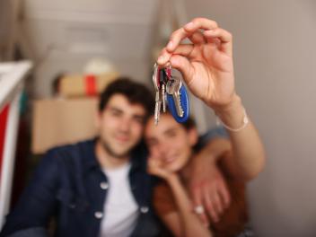Una pareja muestra las llaves de su nueva casa