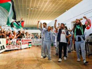 Los miembros de la Flotilla llegan al aeropuerto de Barcelona este sábado.