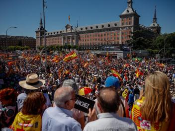 Vista general a su paso por Moncloa de la "marcha por la dignidad".