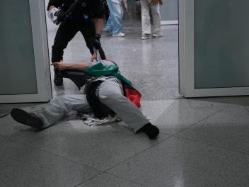 La Ertzaintza deteniendo a activistas en el aeropuerto de Bilbao.