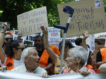 MADRID, 24/05/2026.- Miles de personas se manifiestan este domingo en Madrid para protestar por el encarecimiento de los alquileres y la dificultad de acceso a una vivienda en propiedad, en una marcha que da inicio a una "oleada de movilizaciones" en veinticuatro ciudades españolas en el mes de junio. EFE/ J.J. Guillén
