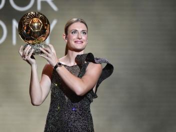 Alexia Putellas posa con su segundo Balón de Oro