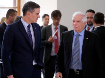 PRAGUE, CZECH REPUBLIC - OCTOBER 7: Spanish President of the government Pedro Sanchez Perez-Castejon (L) is talking with the EU Commissioner for Foreign Affairs and Security Policy - Vice President Josep Borrell (R) prior the start of an informal EU leaders summit in Prague Castel on October 7, 2022 in Prague, Czech Republic. EU leaders meets for a one day informal meeting in the Prague Castle (Praský hrad). (Photo by Thierry Monasse/Getty Images)