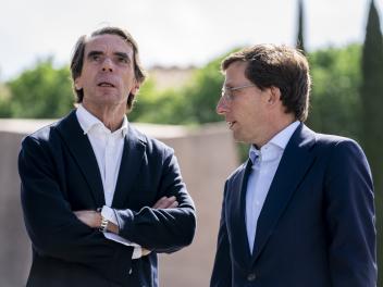 Imagen de archivo del expresidente del Gobierno José María Aznar y el alcalde madrileño, Jose Luis Martínez-Almeida.