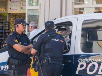 Agentes de la Policía Nacional en las calles de Málaga, en una imagen de archivo.