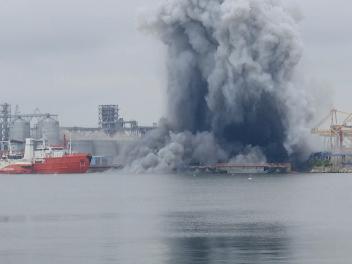 Humo tras la explosión de un dron marino en el puerto rumano de Constanza, en el mar Negro, el 5 de junio de 2026.