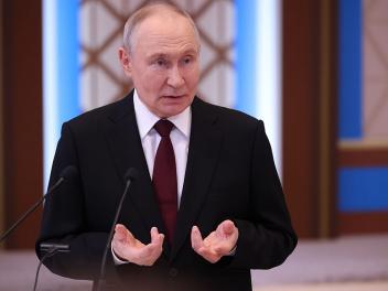 Vladimir Putin gesticula durante una intervención
