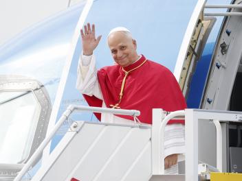 El papa León XIV sale del avión tras aterrizar en Madrid para su visita apostólica a España