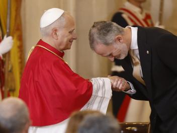 Felipe VI saluda a León XIV tras pronunciar su discurso este sábado en el Palacio Real de Madrid.
