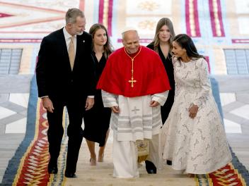 La reina Letizia riendo junto a León XIV en presencia de Felipe VI, la princesa Leonor y la infanta Sofía en la Escalera de Embajadores del Palacio Real