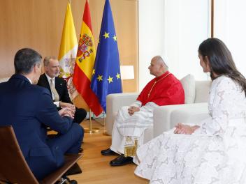 Pedro Sánchez, los reyes y el papa durante su encuentro