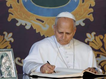 León XIV firma el Libro de Honor del Ayuntamiento de Madrid.