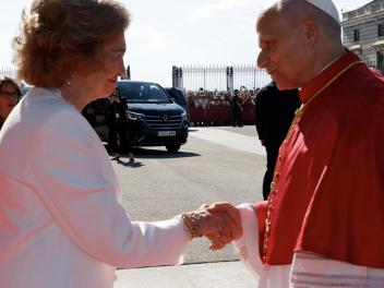 La reina Sofía saluda a León XIV, el séptimo papa al que conoce como miembro de la familia real española, en La Almudena