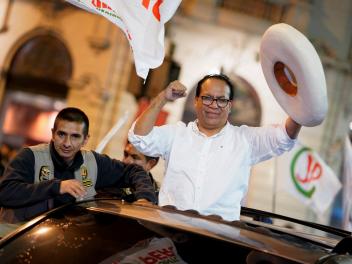 El candidato presidencial de izquierda Roberto Sánchez celebra en Lima (Perú), los primeros datos del escrutinio, el 8 de junio de 2026.