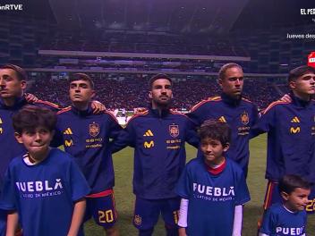 El momento en el que estaba sonando el himno de España en el partido contra Perú.