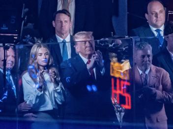 El presidente de Estados Unidos, Donald Trump, asiste al tercer juego de las finales de la NBA entre Knicks y Spurs, el 8 de junio de 2026, en Nueva York.