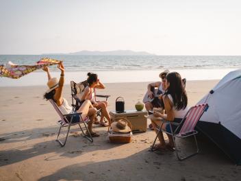 Jóvenes, en una playa