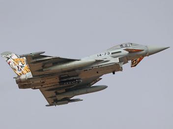 Un Eurofighter EF-2000 Typhoon S de la Fuerza Aérea Española despega de la base militar de Torrejón de Ardoz, en Madrid, el 12 de octubre de 2025.