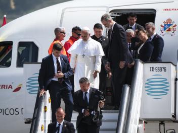 El papa, junto al rey, en el momento en el que baja de su avión por una avería