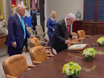 El momento viral en el que el presidente Trump le acomoda el sillón a su homólogo israelí durante una visita a la Casa Blanca.