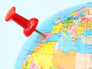 España, señalada en un globo terráqueo