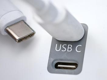 Un cable USB-C conectado a un puerto