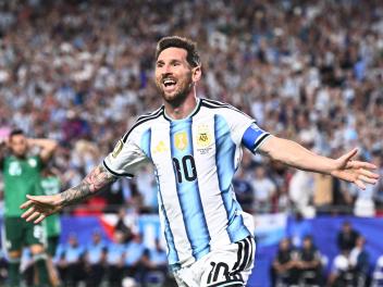 Messi celebra uno de sus tres goles frente a Argelia