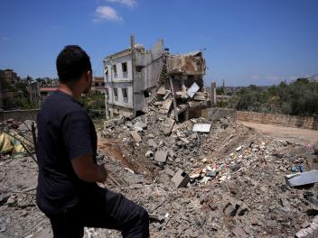 Un hombre observa el lugar de un ataque israelí en Kfar Sir, en el distrito de Nabatieh, (Líbano), el 16 de junio de 2026, tras el anuncio de un acuerdo entre EEUU e Irán.