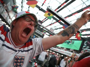 Un aficionado celebra el gol de Kane en el mundial de Estados Unidos, México y Canadá.