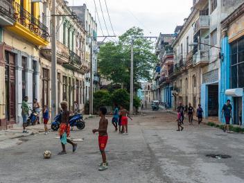 Unos niños juegan en una calles céntrica de La Habana.