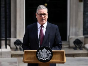 El primer ministro británico, Keir Starmer, anuncia el calendario de su dimisión frente al número 10 de Downing Street, en Londres, el 22 de junio de 2026.