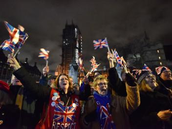 Partidarios del Brexit celebran la salida de la UE en una fiesta frente al Parlamento en Parliament Square, el 31 de enero de 2020 en Londres (Reino Unido). Ese día fue oficial lo votado en 2016.