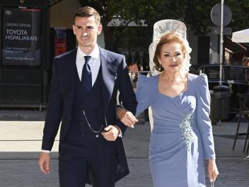 Fabián Ruiz con su madre durante su boda en Sevilla en julio de 2025