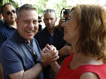 Emiliano García-Page da la mano a Francina Armengol, este sábado, a las puertas de Ferraz.