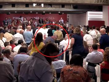Momento en el que Sánchez termina ante el Comité Federal y Emiliano García-Page se levanta, pero no para aplaudir.