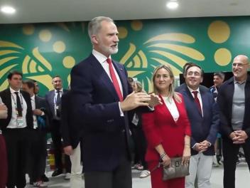 Felipe VI, en el vestuario de la selección española tras la victoria ante Uruguay.