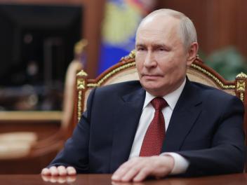 El presidente ruso Vladimir Putin responde a las preguntas del periodista Pavel Zarubin durante una entrevista en el Kremlin, el 28 de junio de 2026.