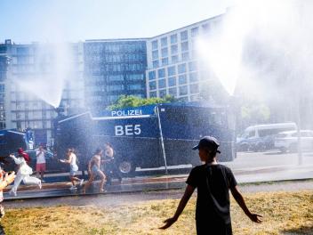 La Policía de Berlín lanzando agua desde vehículos antidisturbios
