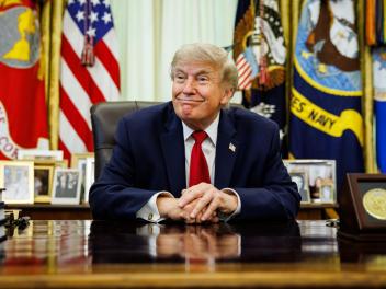 El presidente estadounidense Donald Trump, en el Despacho Oval, antes de firmar una orden ejecutiva sobre reparaciones de vehículos, el 29 de junio de 2026.