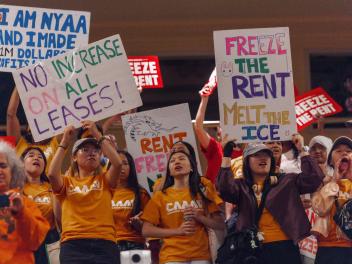 NEW YORK (United States), 25/06/2026.- People react after New York City's Rent Guidelines Board votes to freeze rents for both one-year and two-year leases for the city's one million rent-regulated apartments, in New York, New York, USA, 25 June 2026. The rent-controlled rent freeze was one of the key campaign promises of New York Mayor Zohran Mamdani. (Nueva York) EFE/EPA/OLGA FEDOROVA