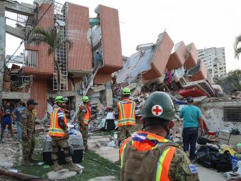 Servicios de rescate trabajan el 26 de junio de 2026 en Caracas (Venezuela), tras el doble terremoto.